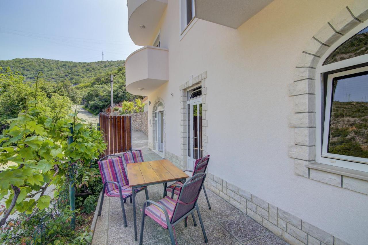 Dora Apartment *