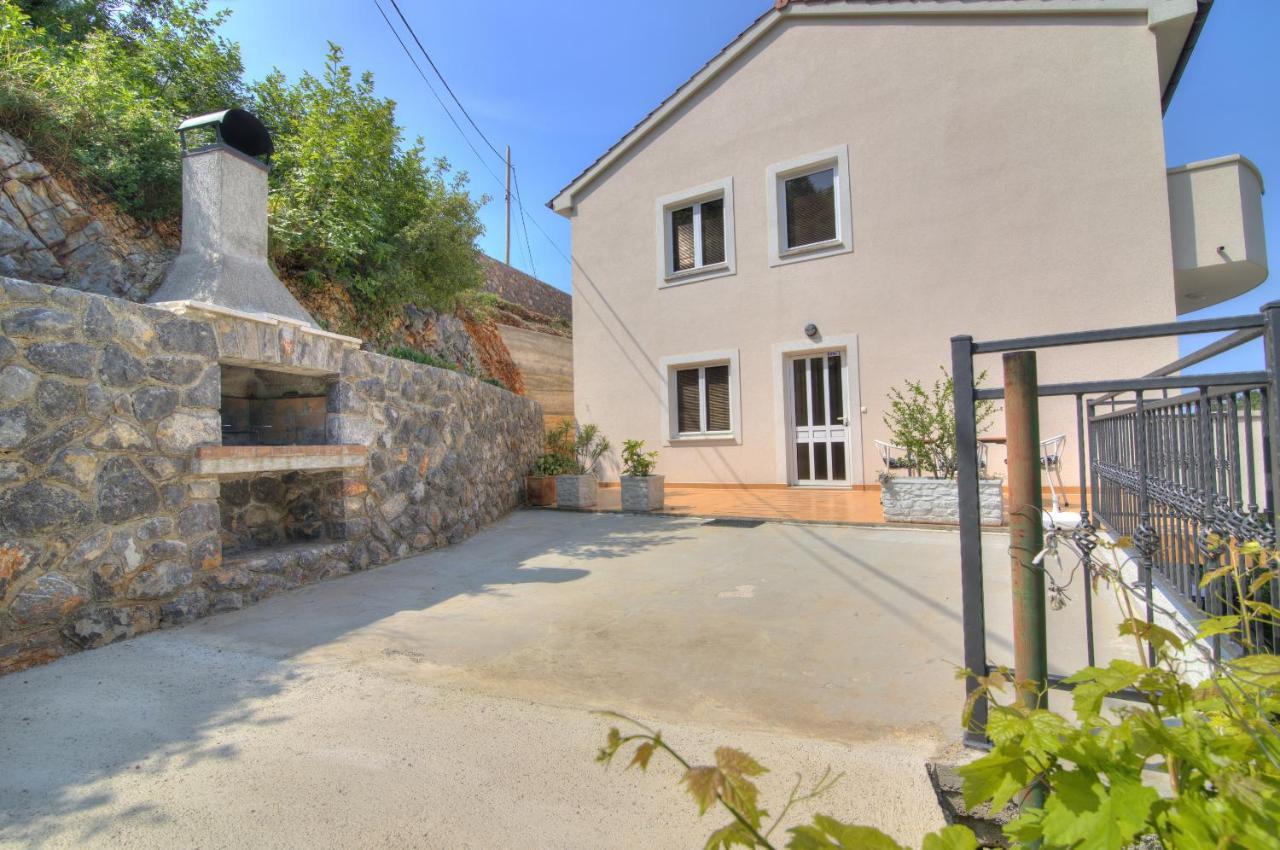 Dora Apartment