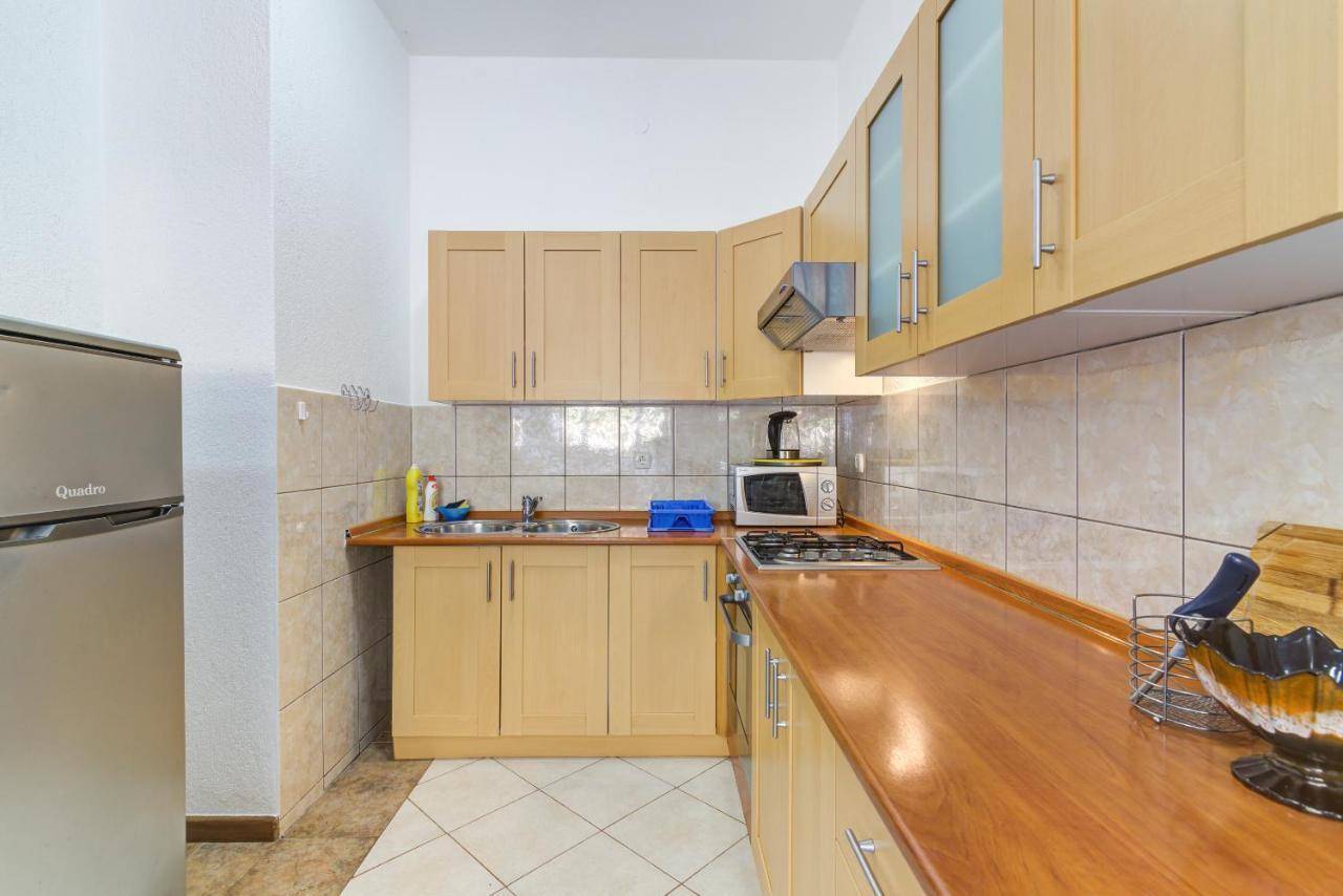 Apartment Dora *