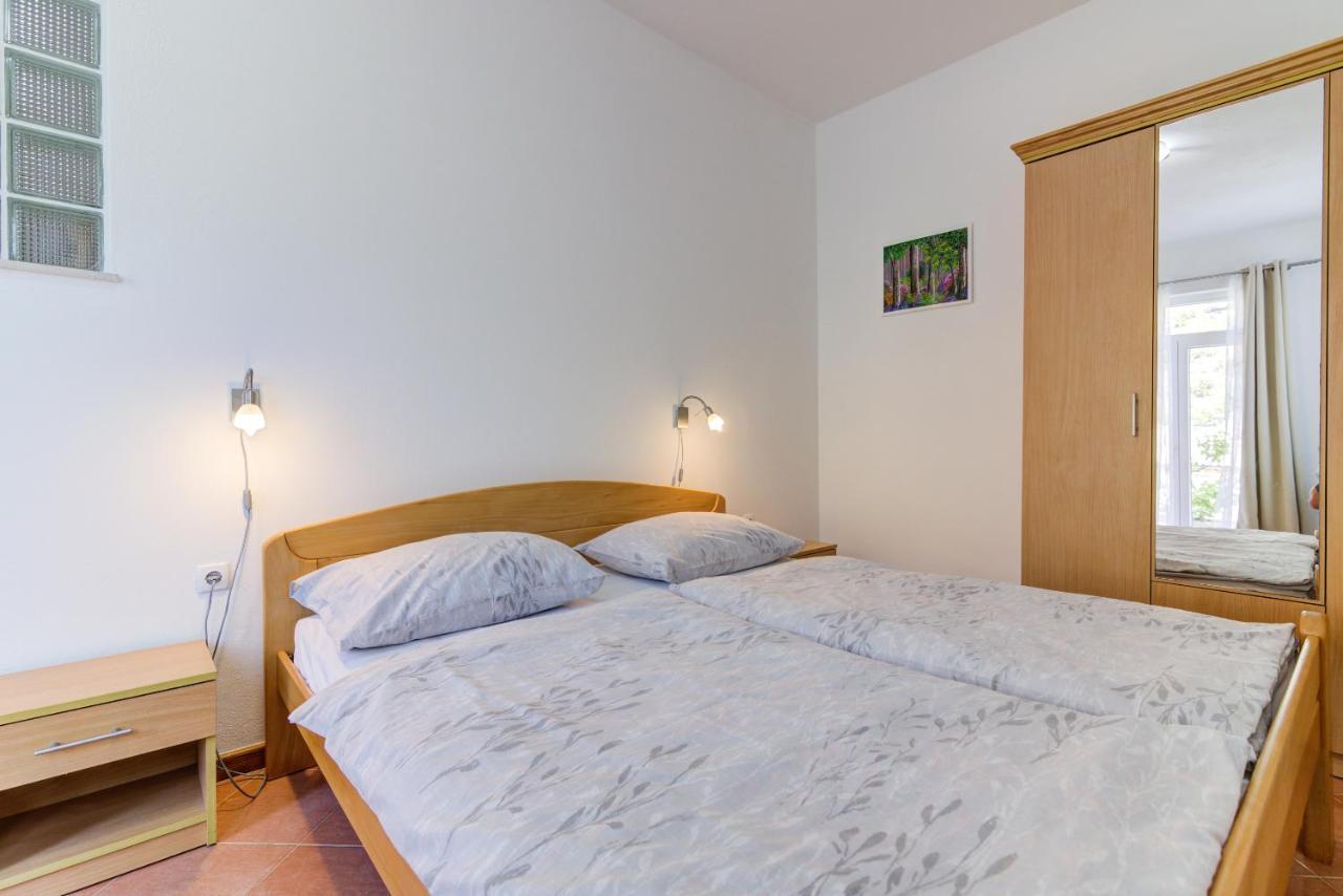 Dora Apartment *
