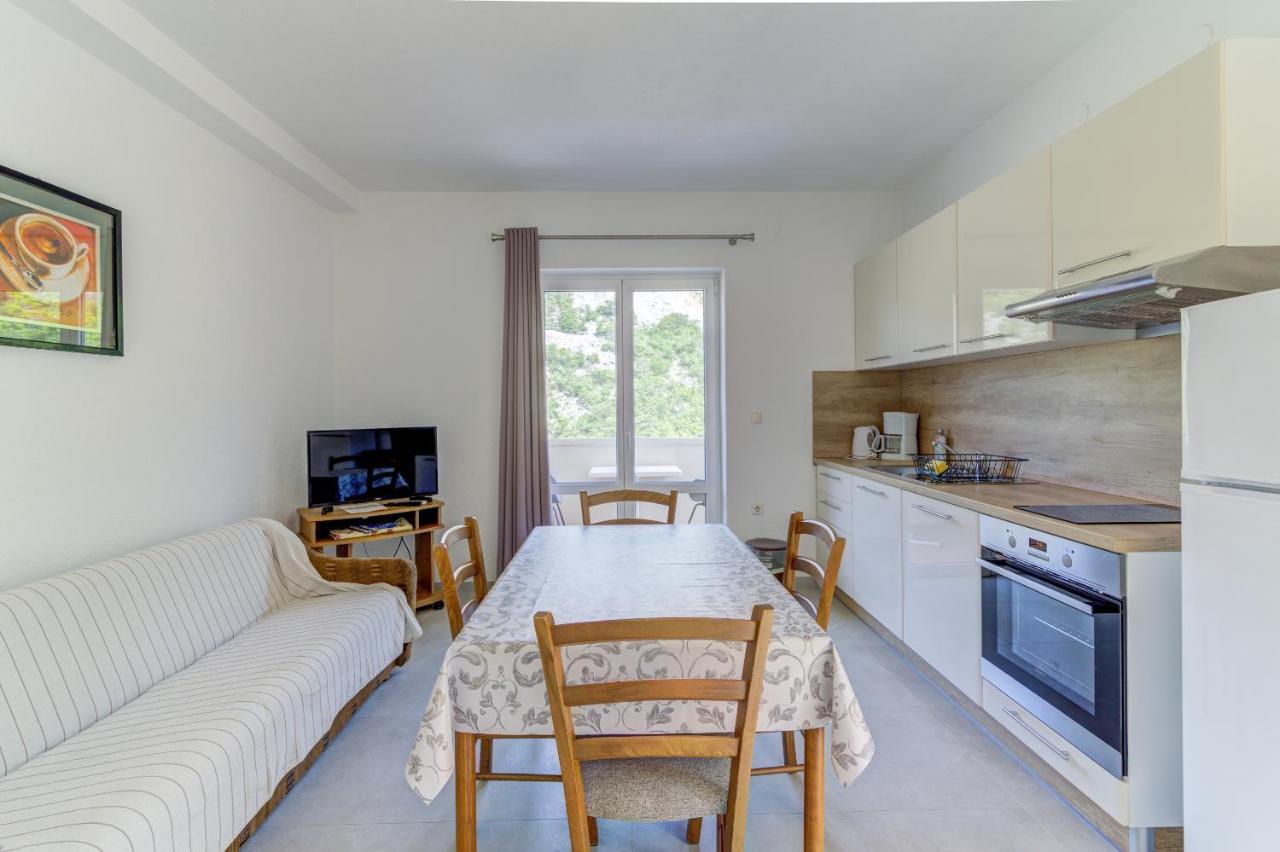 Apartment Dora *