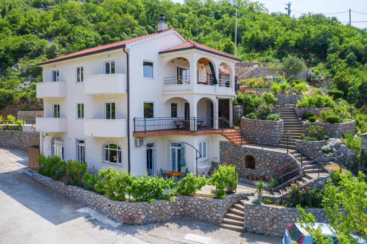 Dora Apartment *